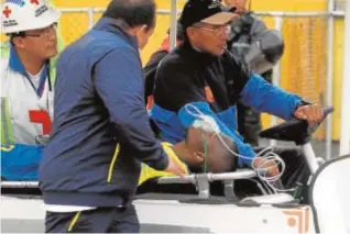  ?? // EFE ?? Rojas, portero chileno, simula haber sido alcanzado por una bengala
El ecuatorian­o Valencia fingió una lesión para huir de la Policía