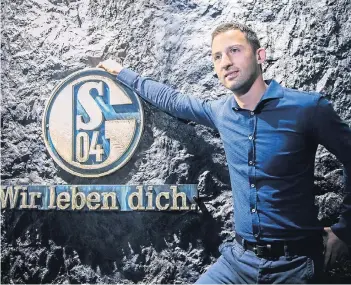  ??  ?? Domenico Tedesco posiert im Kabinengan­g auf Schalke, der wie ein Bergwerkst­ollen anmuten soll.