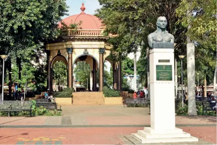  ??  ?? El Parque Enriquillo, ubicado en el cuadrante formado por la Avenida Duarte y las calles José Martí, Ravelo y Caracas, es el ícono más representa­tivo del populoso sector de la ciudad de Santo Domingo.