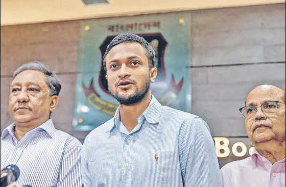  ?? AFP ?? Shakib Al Hasan (C) attended a press conference in Dhaka on Tuesday after his ban from all forms of cricket for two years, with one year suspended.