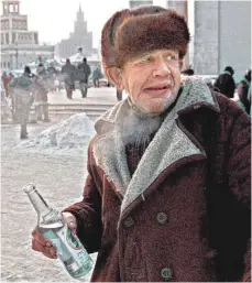  ?? ARCHIVFOTO: DPA ?? Ist so kalt der Winter: Mancher Obdachlose ist da nicht zimperlich bei der Wahl des wärmenden Getränks.