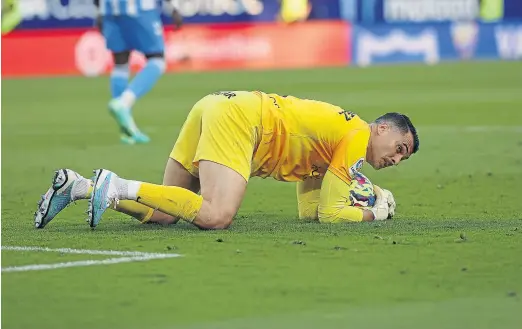  ?? CARLOS GUERRERO/LOF ?? Andrés Fernández retiene el balón durante el 0-0 del lunes ante el Málaga en La Rosaleda.