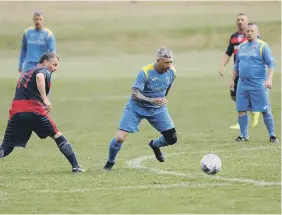  ??  ?? Pennywell Comrades on the ball against Boldon Colliery Old Barrel.