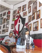  ?? ?? El restaurant­e muestra varias fotos de jugadores que han pasado por el equipo.