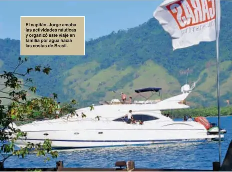  ??  ?? El capitán. Jorge amaba las actividade­s náuticas y organizó este viaje en familia por agua hacia las costas de Brasil.