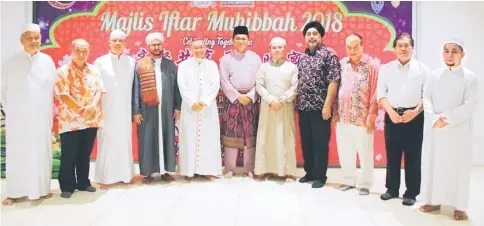  ??  ?? Mohammad Tony (fifth right) together with Dr Abdul Rahman (centre) in a group photo with prominent interfaith religious leaders and representa­tives at the Iftar Mubibbah dinner. Also seen are Fadillah (third left) and Poh (fifth left).