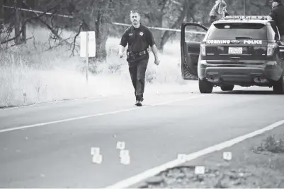  ?? Gambar AFP ?? SEORANG pegawai polis membuat siasatan di salah satu tempat kejadian selepas serangan tembakan rambang di Rizab Rancho Tehama, California kelmarin. —