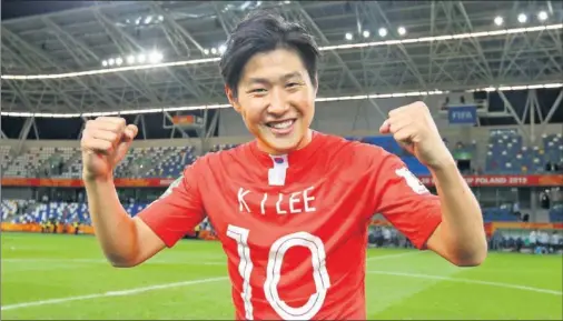  ??  ?? AÚN NO HA DEBUTADO. Kang-in Lee, que todavía no ha jugado un minuto con el Valencia este año, viajará a su país el lunes.