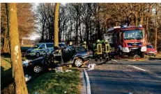  ?? RP-FOTO: N. PRÜMEN ?? Nach dem Unfall musste die schwer verletzte Frau aus ihrem Wagen befreit werden.