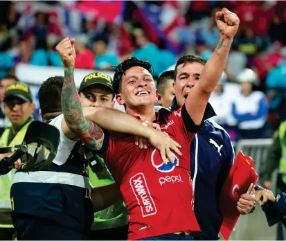  ?? FOTO EDWIN BUSTAMANTE ?? El festejo de Germán Ezequiel Cano, quien brilló en el Atanasio. Sus goles justifican el esfuerzo que hizo el club para asegurar su continuida­d hasta diciembre. Quiere el título.