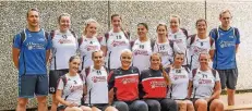  ?? FOTO: TANJA PICKARTZ ?? Die GSG Duisburg in der Oberliga-Saison 2017/18. Hinten von links: Trainer Helmut Menzel, Natalie Bogdanski, Maren Reuter, Ines Krone, Jennifer Frontzek, Janne Potschaske, Anna Lena Höhne, Julia Quurck, Physio Thomas Gernand. Vorne von links: Laura...