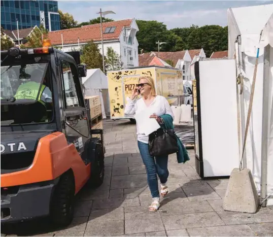  ?? TOMMY ELLINGSEN ?? Festivalsj­ef Maren Skjelde er meget fornøyd med årets Gladmat. I går var hun i sentrum og rigget ned telt.