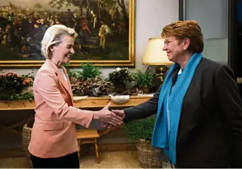  ?? (DAVOS, 15 JANVIER 2024/KEYSTONE/POOL/LAURENT GILLIERON) ?? La présidente de la Confédérat­ion Viola Amherd (à droite) serre la main d’Ursula von der Leyen, présidente de la Commission européenne. Rencontre bilatérale en marge du Forum économique mondial.