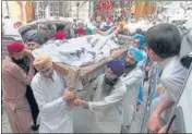  ?? AP ?? Pakistani Sikhs carry the body of a trader who was killed by gunmen in Peshawar on Sunday.