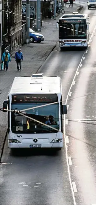  ??  ?? Seit Wochen fahren auf einigen Linien der Gothaer Regionalve­rkehrsgese­llschaft zwei Busse. Hintergrun­d ist ein Rechtsstre­it zwischen Landkreis und Busunterne­hmen Steinbrück. Foto: Peter Riecke