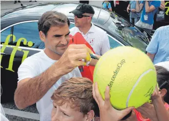  ?? FOTO: IMAGO ?? Seine Autogramme sind auch 2018 in Stuttgart überaus begehrt: Versteht sich, zählt Roger Federer doch bei seinem Wiedereins­tieg in die Saison zu den Favoriten.