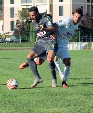  ??  ?? In campo Grasjan Aliù in azione con la maglia del Trento