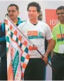  ?? PTI ?? Sachin Tendulkar flagging off New Delhi Marathon. —