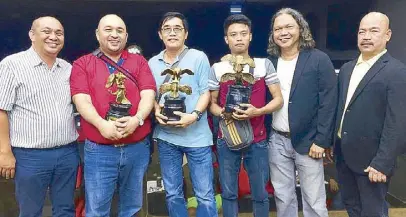  ??  ?? MCC president Ding Magboo (left), MCC pitmaster Doc Jun Cueto (second from right) and MCC operations manager Rolly Ramos (right) pose with the co-champions in MCC’s Breeders Festival.