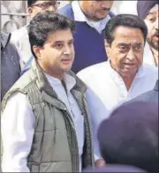  ?? BURHAAN KINU/HT ?? ▪ Congress’ Jyotiradit­ya Scindia and Kamal Nath address the media after meeting the governor, in Bhopal on Wednesday.
