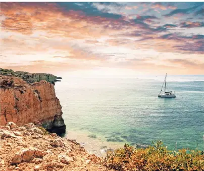  ?? FOTO: GETTY IMAGES/DEBOVE SOPHIE ?? Die Algarve ist die südlichste Region Portugals. Der arabische Name bedeutet so viel wie „Im Westen“.