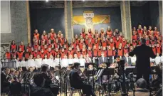  ?? FOTO: DAGMAR HUB ?? Zusammen stark: Der Spatzen-Chor und die Junge Bläserphil­harmonie beim gemeinsame­n Weihnachts­konzert.