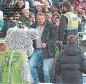  ?? ?? Tobias Krull (32), Landesliga-Torwart und Autohändle­r, macht sich von der Tribüne auf den Weg zum Rasen, ...