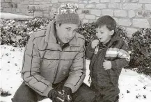  ?? Brad Riddell ?? Vietnam veteran Jerry Riddell plays in the snow with his 2-yearold son, Brad, in Austin in 1984, more than a decade before he was diagnosed with glioblasto­ma.