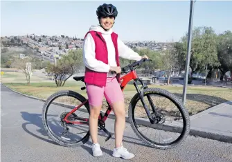  ?? / KARLA BARBA ?? La chica rosa recomienda usar la bicicleta, por salud