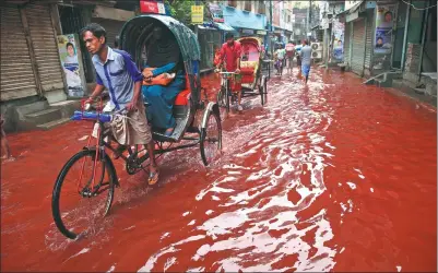  ?? MEHEDI HASAN / NURPHOTO VIA NEWSCOM ?? Monsoon rains and chemical spillages from factories paralyzed the streets of Old Dhaka, Bangladesh, on Tuesday. The city has witnessed rapid industrial­ization in recent years, but many plants lack proper waste-treatment facilities.