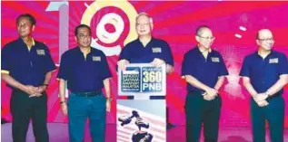  ??  ?? Najib at the launch of the Malaysian Unit Trust Week at the Batu Pahat Stadium yesterday. Also present were (from left) Johor state secretary Datuk Azmi Rohani, Mohamed Khaled, Abdul Wahid and PNB president and chief executive officer Datuk Abdul...