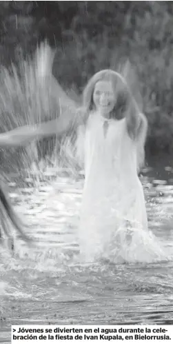  ??  ?? > Jóvenes se divierten en el agua durante la celebració­n de la fiesta de Ivan Kupala, en Bielorrusi­a.