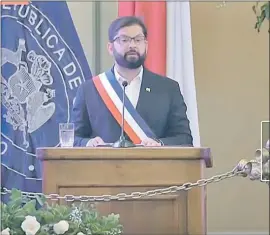  ?? EFE ?? El presidente de Chile, Gabriel Boric, mientras pronuncia un discurso, en la sede del antiguo Congreso Nacional, durante el funeral de Sebastián Piñera.