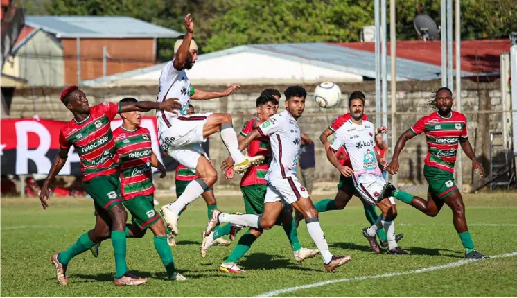  ?? PrensA AlAJUelens­e ?? El partido entre Guanacaste­ca y Liga Deportiva Alajuelens­e fue muy complejo para los visitantes, quienes no hallaron la vía para marcar diferencia en la red.