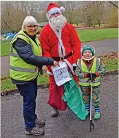 ?? Pictures by Dave Allcock ?? ●●Santa presented Ethan Raby with his litter picker in Whitaker Park.