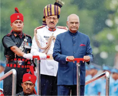  ?? FOTO REUTERS ?? Durante más de 40 años de ascenso en los ámbitos jurídico y político, Kovind (derecha) no se olvidó de su comunidad y la representó como abogado, en el Parlamento y en su partido.