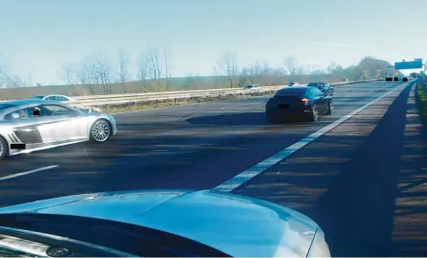  ?? Foto: Polizei Düsseldorf, dpa ?? Dieses Polizeifot­o sorgte kürzlich bundesweit für Diskussion­en: Es zeigt Sportwagen, die auf der A3 bei Düsseldorf die Fahrbahn blockieren. Eine Hochzeitsg­esellschaf­t wollte dort Fotos machen. Sie war einer Zivilstrei­fe aufgefalle­n.