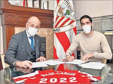 ??  ?? Raúl García, con el presidente Elizegi durante la firma del acuerdo de renovación por una temporada.