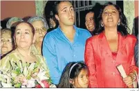  ?? HOLA ?? Pantoja hace años con sus dos hijos, Kiko e Isa, y su madre.