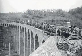  ??  ?? Dall’alto: Pranzo su viadotto appena costruito. Bucine (AR) - Biblioteca Comunale Montevarch­i; Dipendenti del Ministero della Marina mercantile in procession­e a San Pietro, Giubileo 1950 - Foto Archivio storico Luce; Uscita degli operai dalle Officine Fiat di Torino - CSAC Universita di Parma - Fondo Publifoto