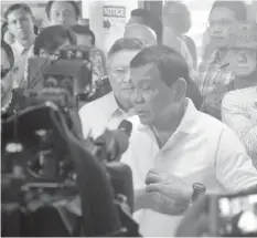  ?? RIC
V. OBEDENCIO ?? President Rodrigo Duterte talks with members of the media in Tagbilaran City, Bohol during his visit on Wednesday.
