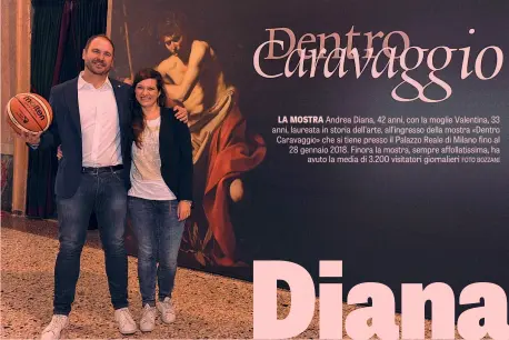  ??  ?? LA MOSTRA Andrea Diana, 42 anni, con la moglie Valentina, 33 anni, laureata in storia dell’arte, all’ingresso della mostra «Dentro Caravaggio» che si tiene presso il Palazzo Reale di Milano fino al 28 gennaio 2018. Finora la mostra, sempre...