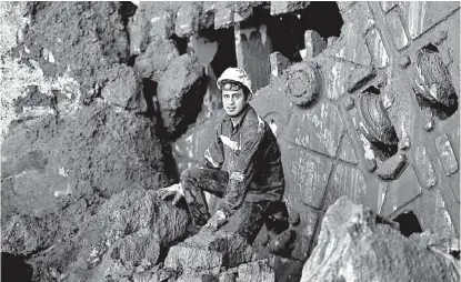  ??  ?? Algunos trabajador­es posaron para la foto del recuerdo en la salida de la tuneladora