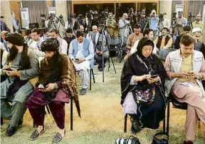  ?? AKHTER GULFAM / EFE ?? Periodiste­s en una roda de premsa del portaveu talibà a Kabul