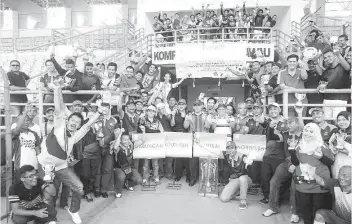  ??  ?? Nizam (middle) with Benta Wawasan Sdn Bhd employees during the sports carnival held at Tawau Sports Complex.