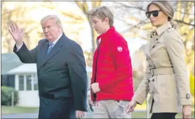  ??  ?? El mandatario de EE.UU., Donald Trump, cuando llegó ayer a la Casa Blanca junto con su hijo Barron y su esposa. EFE