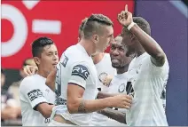  ?? JUAN FAUSTOS / EXPRESO ?? Victoria. Los jugadores de Guayaquil City celebran el gol de Diego Dorregaray (9).