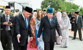  ??  ?? Sultan Sharafuddi­n and Tengku Permaisuri Norashikin Abdul Rahman (blue baju kurung) being accompanie­d by Chief Justice Tun Arifin Zakaria (second from left) upon arrival at the opening of the new Klang Court Complex in October this year.