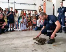  ?? (DR) (DR) ?? Le centre d’interventi­on et de secours de Roquefort-les-pins compte 58 sapeurs-pompiers, tous volontaire­s.
Capture d’un serpent par l’équipe du secours animalier.