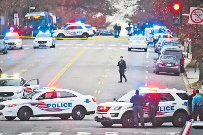  ??  ?? Großeinsat­z nach Schüssen in der Pizzeria Comet Ping Pong in Washington am Sonntag.